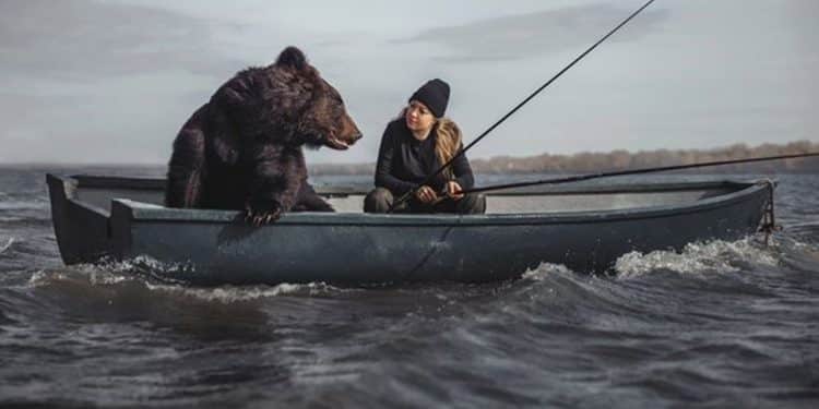 Wanita memancing atas bot bersama beruang untuk buktikan haiwan itu tidak berbahaya