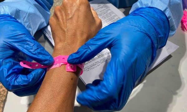 Elak nampak gelang ‘pink’, syarikat ini minta pekerjanya pakai baju lengan panjang?