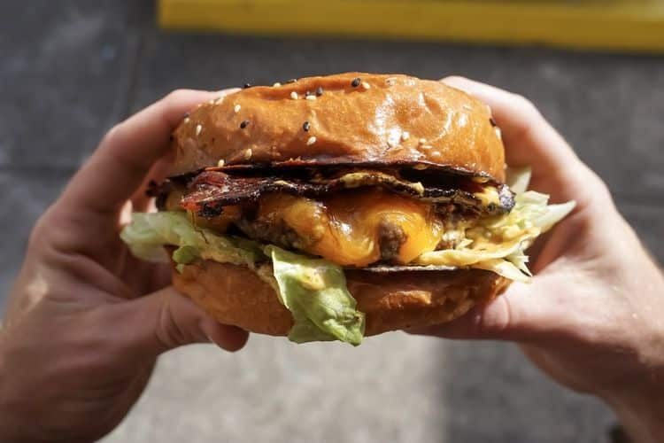 Tengah syok makan burger, tiba-tiba tergigit ‘objek’ keras, rupa-rupanya ada jari!!!