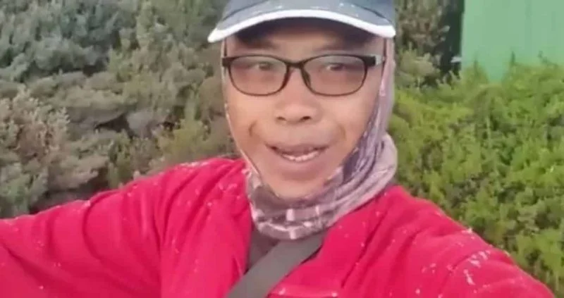 Gunung Kinabalu dituruni salji