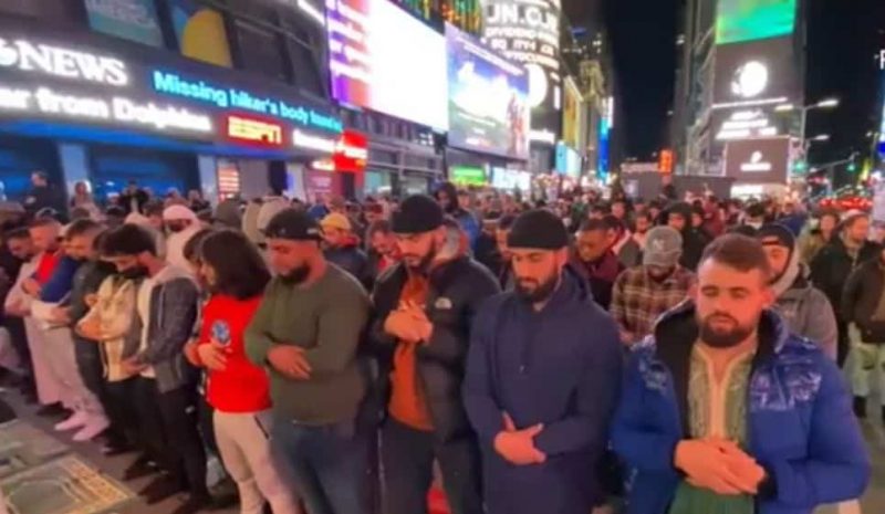 Laungan takdir tarawih bergema di Times Square, ratusan muslim AS lakar sejarah