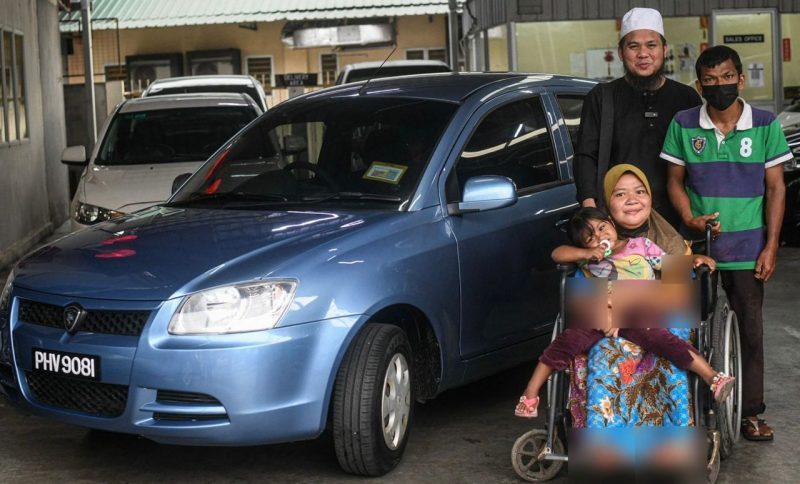 Ebit Liew hadiahkan kereta saga buat suami ‘viral’ tolak isteri guna kerusi roda di lampu isyarat