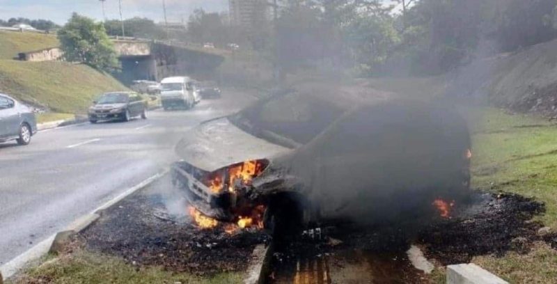 Kereta terbabas & terbakar, wanita 52 tahun sempat selamatkan diri