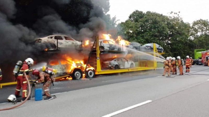 Treler bawa kereta honda bahru terbakar di lebuh raya