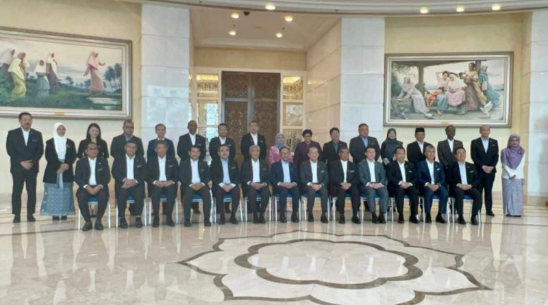 Ikut imej PM, semua menteri kabinet Kerajaan Perpaduan hadir mesyuarat tanpa tali leher