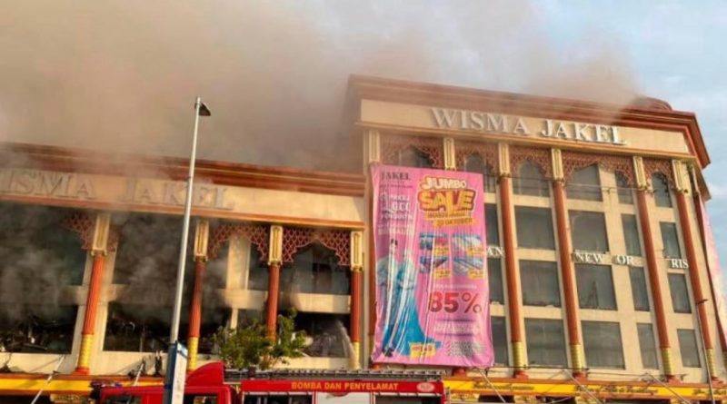 [Video] Wisma Jakel Shah Alam terbakar, musnah 80 peratus