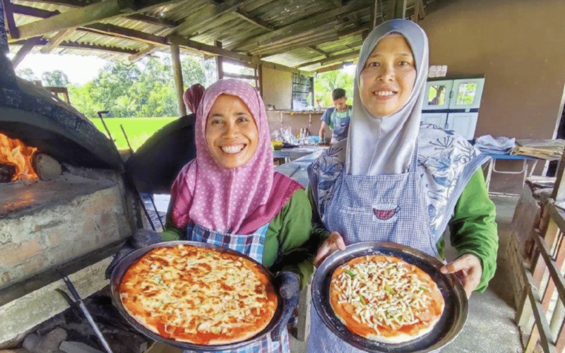 Rapat macam BFF, pasangan madu ini sepakat buat bisnes dan jual ‘pizza tradisional’ bersama