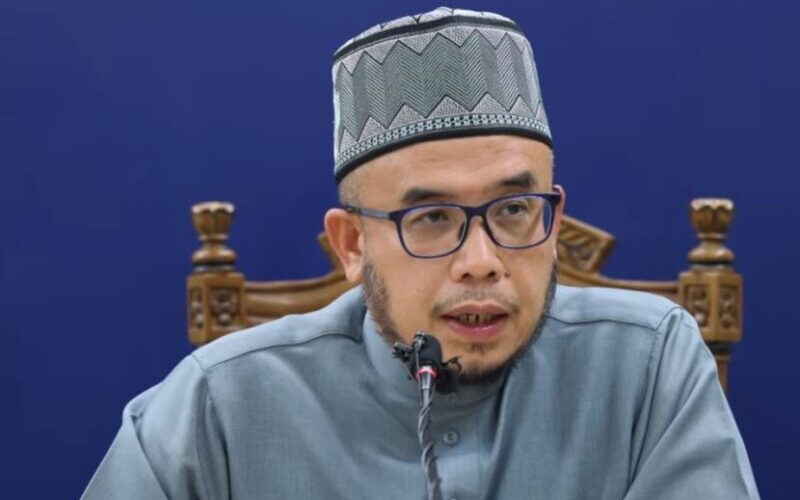 Pertanyaan tentang jimak bikin panas, Mufti Perlis betulkan kopiah dulu sebelum tenang jawab soalan